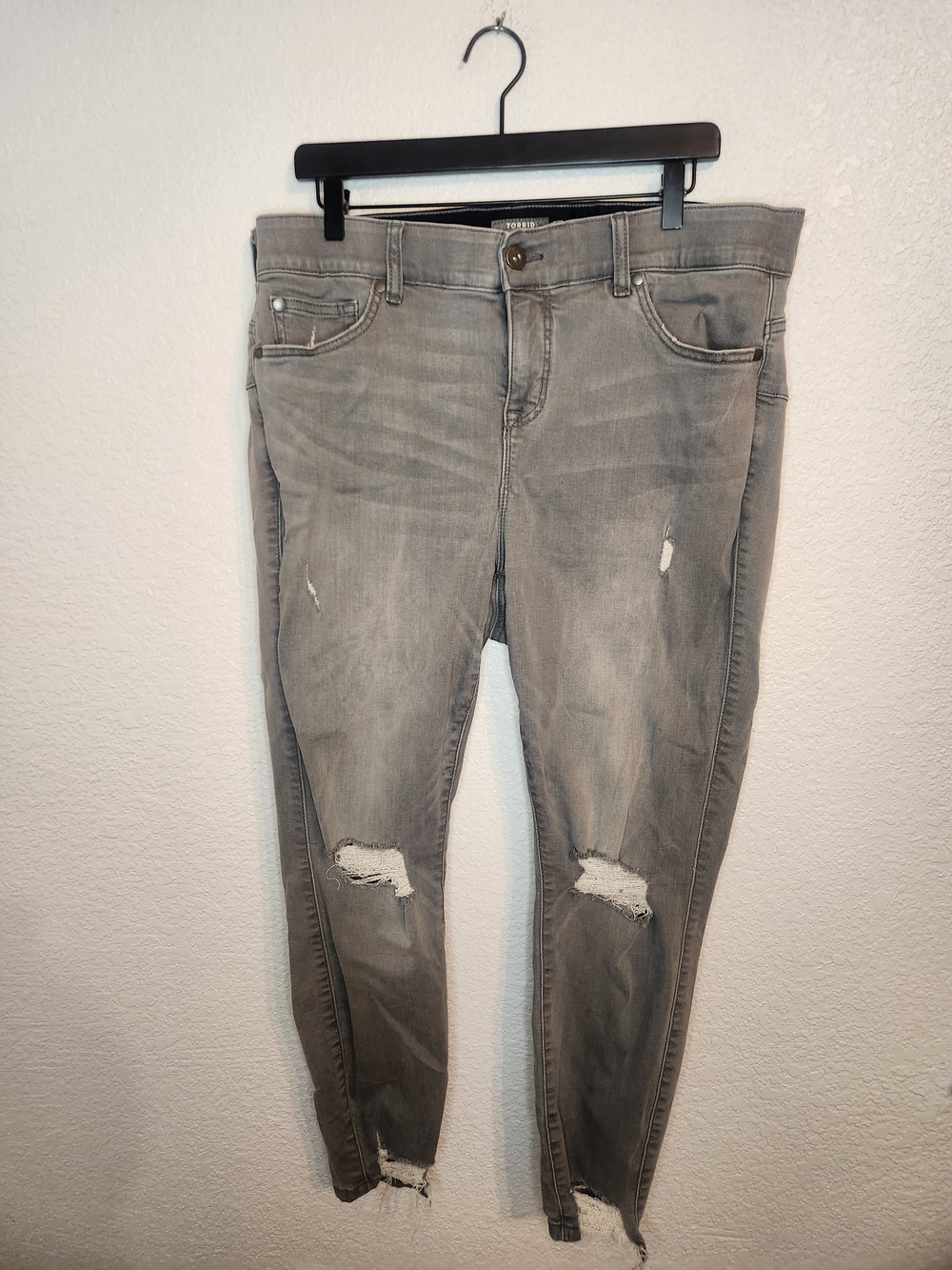 Torrid feel the fit bombshell skinny Women's Distressed Gray Ripped Jeans 18R